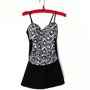 Black Gray One Piece Abstract Diamond shaped Print Swim-dress Sz 10